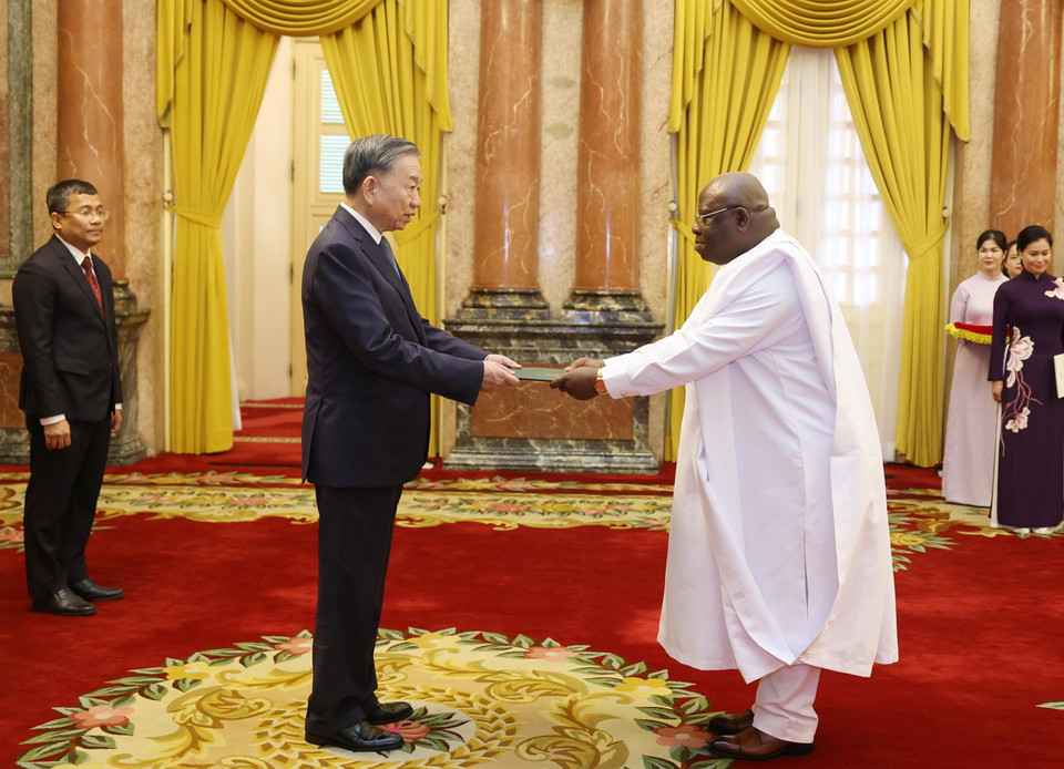 Tổng Bí thư, Chủ tịch nước Tô Lâm nhận Quốc thư từ Đại sứ Cộng hòa Sierra Leone tại Việt Nam Abu Bakarr Karim. (Ảnh: Lâm Khánh/TTXVN)