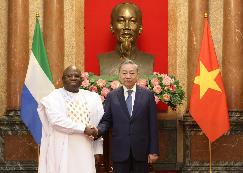 Tổng Bí thư, Chủ tịch nước Tô Lâm với Đại sứ Cộng hòa Sierra Leone tại Việt Nam Abu Bakarr Karim. (Ảnh: Lâm Khánh/TTXVN)