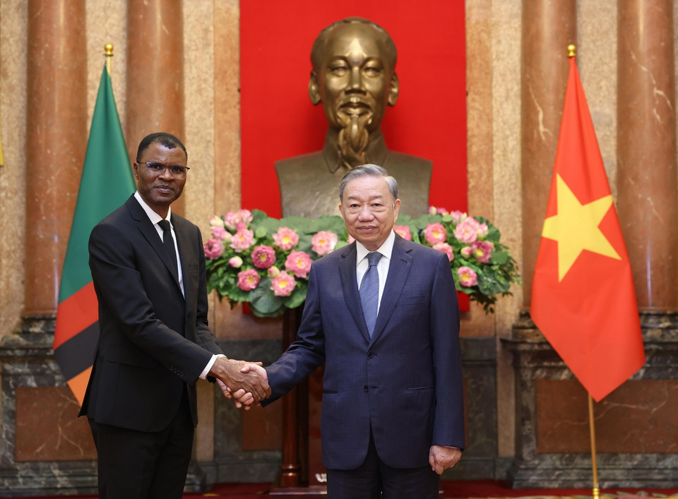 Tổng Bí thư, Chủ tịch nước Tô Lâm với Đại sứ Cộng hòa Zambia tại Việt Nam Morecome Mumba đến trình Quốc thư. (Ảnh: Lâm Khánh/TTXVN)