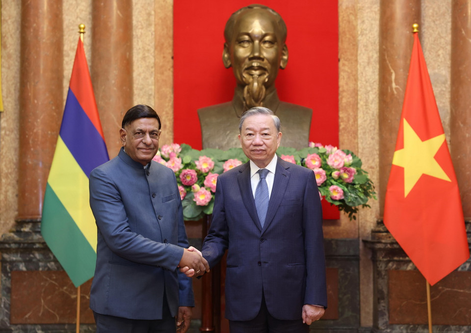 Tổng Bí thư, Chủ tịch nước Tô Lâm với Đại sứ Cộng hòa Mauritius tại Việt Nam Jagdishwar Goburdhun đến trình Quốc thư. (Ảnh: Lâm Khánh/TTXVN)