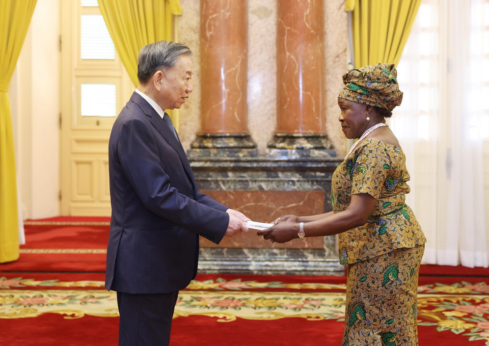 Tổng Bí thư, Chủ tịch nước Tô Lâm nhận Quốc thư từ Đại sứ Cộng hòa Uganda tại Việt Nam Betty Oyella Bigombe. (Ảnh: Lâm Khánh/TTXVN)