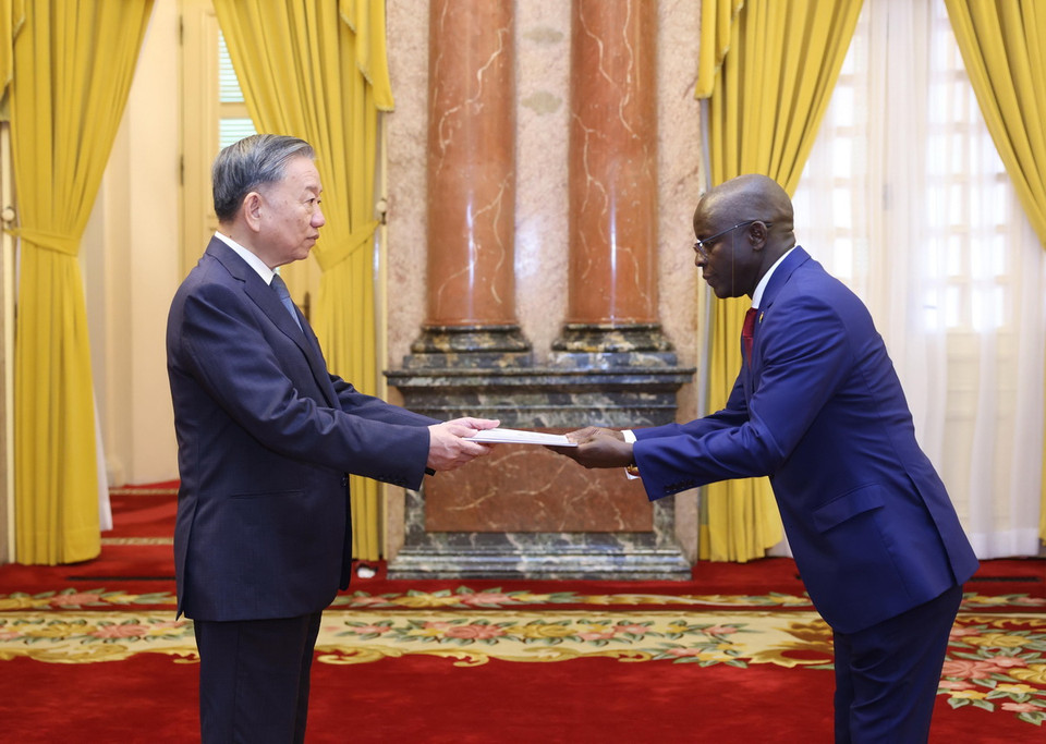 Tổng Bí thư, Chủ tịch nước Tô Lâm nhận Quốc thư từ Đại sứ Cộng hòa Guinea-Bissau tại Việt Nam Antonio Serifo Embalo. (Ảnh: Lâm Khánh/TTXVN)