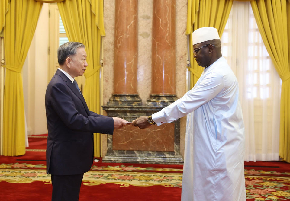 Tổng Bí thư, Chủ tịch nước Tô Lâm nhận Quốc thư từ Đại sứ Cộng hòa Gambia tại Việt Nam Masanneh Nyuku Kinteh . (Ảnh: Lâm Khánh/TTXVN)