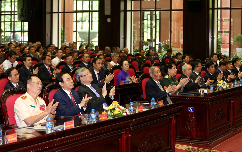 Ông Trần Quốc Vượng - Ủy viên Bộ Chính trị, Thường trực Ban Bí thư Trung ương Đảng với các đại biểu tham dự buổi lễ. (Ảnh: Dương Giang/TTXVN)