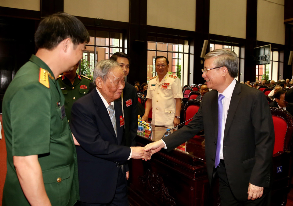 Ông Trần Quốc Vượng - Ủy viên Bộ Chính trị, Thường trực Ban Bí thư Trung ương Đảng với các đại biểu tham dự buổi lễ. (Ảnh: Dương Giang/TTXVN)