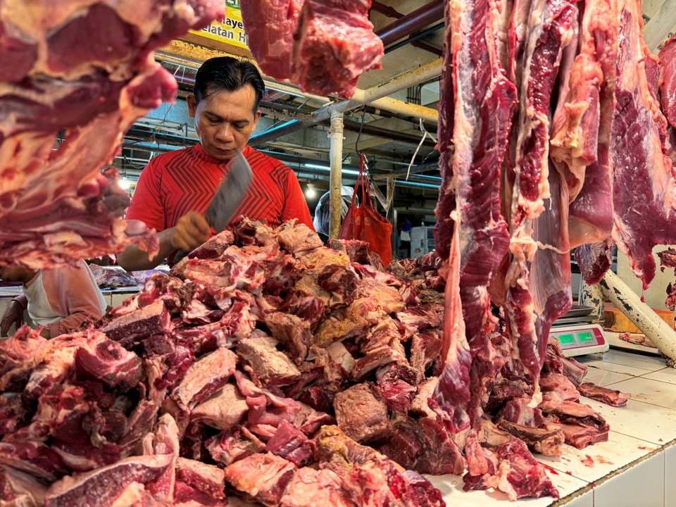 Thịt bò là nguyên liệu chính để chế biến nhiều món ăn truyền thống của Indonesia - được bày bán nhiều tại chợ Majestik. (Ảnh: Đỗ Quyên/TTXVN)