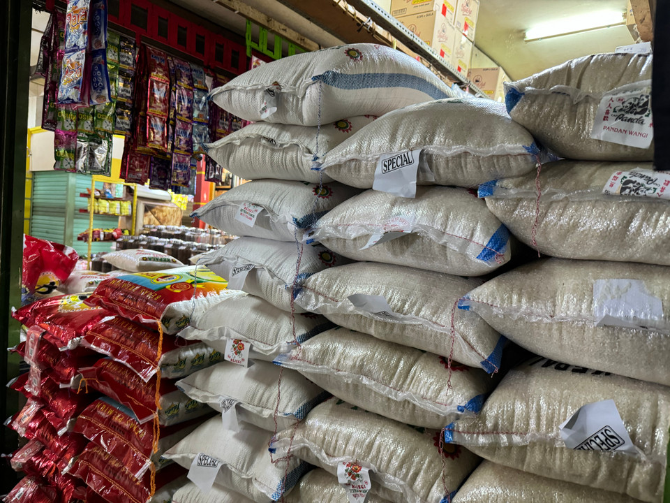 Gạo là mặt hàng “sốt giá” từ cả tháng nay, chính phủ Indonesia đã phải quyết định nhập khẩu “cấp tốc” thêm hàng trăm nghìn tấn gạo để phục vụ nhu cầu tăng vọt về lương thực trong dịp Lễ. Trong ảnh: Gạo được chất đầy tại một cửa hàng ở chợ truyền thống Santa. (Ảnh: Đỗ Quyên/TTXVN)