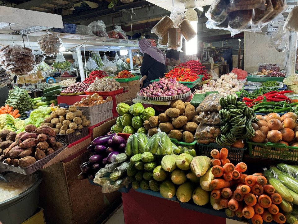 Các mặt hàng thiết yếu khác cũng được các chủ cửa hàng tại chợ truyền thống Majestic chuẩn bị nguồn hàng đa dạng trong dịp này. (Ảnh: Đỗ Quyên/TTXVN)