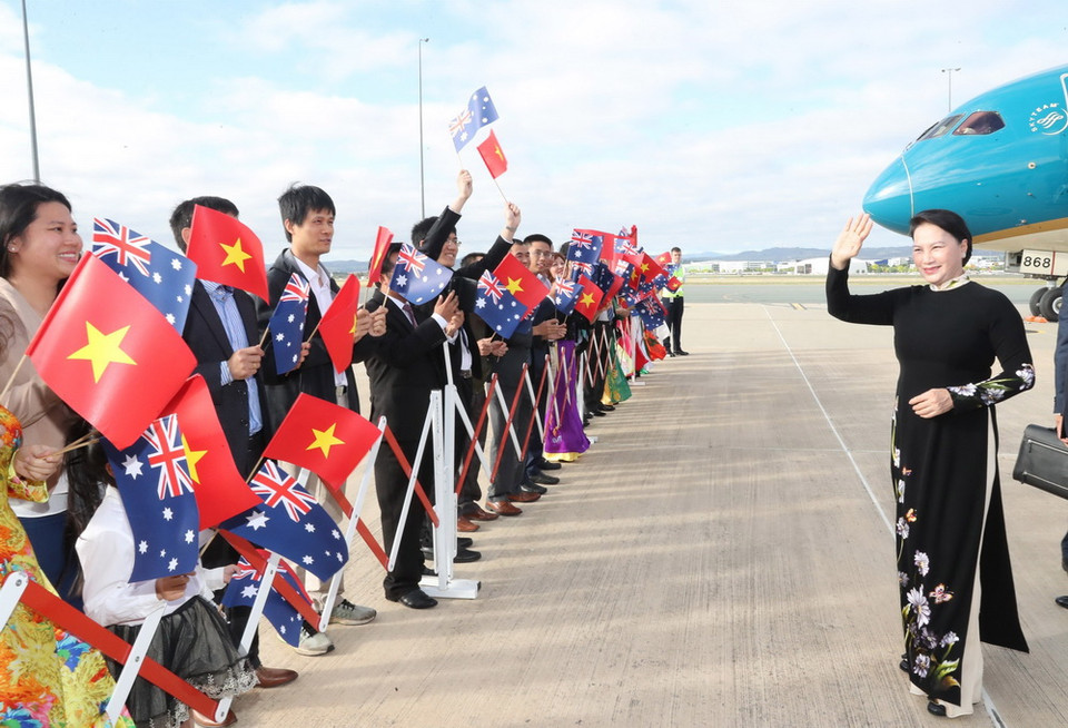 Cán bộ, nhân viên Đại sứ quán và đại diện cộng đồng người Việt Nam tại Australia đón Chủ tịch Quốc hội Nguyễn Thị Kim Ngân ở sân bay quân sự Fairbairn, thủ đô Canberra. (Ảnh: Trọng Đức/TTXVN)