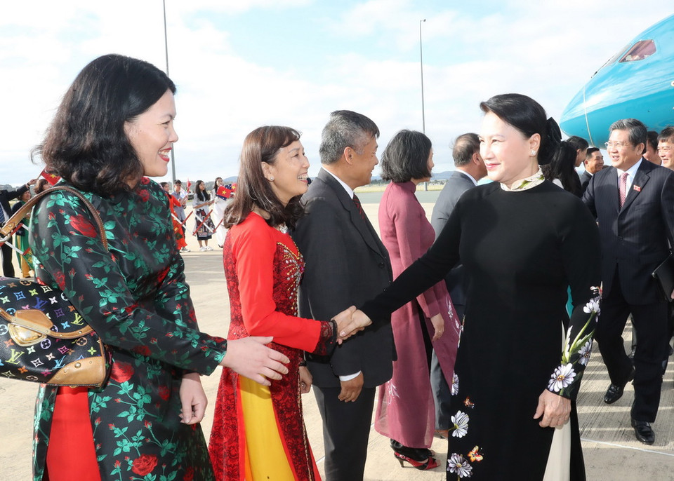 Cán bộ, nhân viên Đại sứ quán và đại diện cộng đồng người Việt Nam tại Australia đón Chủ tịch Quốc hội Nguyễn Thị Kim Ngân ở sân bay quân sự Fairbairn, thủ đô Canberra. (Ảnh: Trọng Đức/TTXVN)