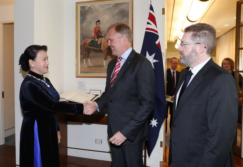 Chủ tịch Thượng viện Australia Scott Ryan (bên phải) và Chủ tịch Hạ viện Australia Tony Smith đón Chủ tịch Quốc hội Nguyễn Thị Kim Ngân. (Ảnh: Trọng Đức/TTXVN)