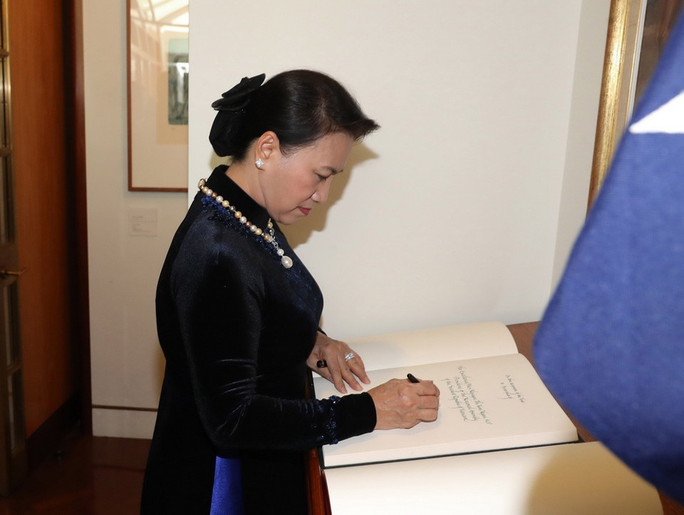 Chủ tịch Quốc hội Nguyễn Thị Kim Ngân ghi sổ lưu niệm tại Trụ sở Quốc hội Australia. (Ảnh: Trọng Đức/TTXVN)