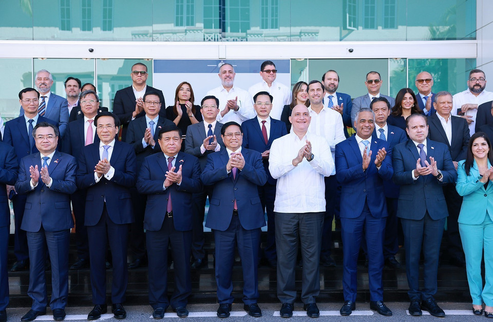 Thủ tướng Phạm Minh Chính với các đại biểu dự Tọa đàm Doanh nghiệp Việt Nam-Dominicana. (Ảnh: Dương Giang/TTXVN)
