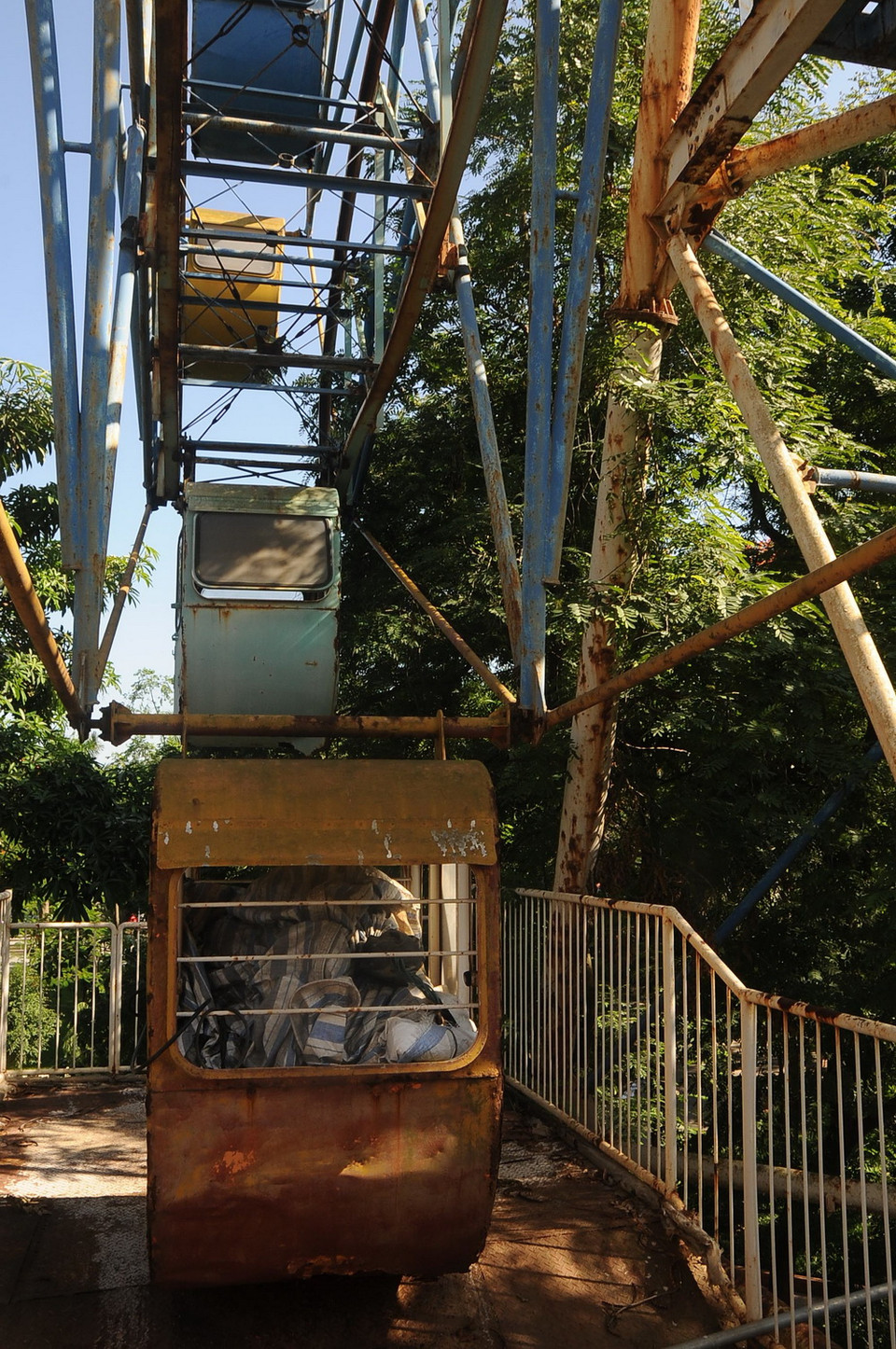 Vòng đu quay tại công viên Tuổi Trẻ, quận Hai Bà Trưng han gỉ, ngừng hoạt động và gây mất an toàn do sự tàn phá của thời gian. (Ảnh: Quang Quyết/TTXVN)