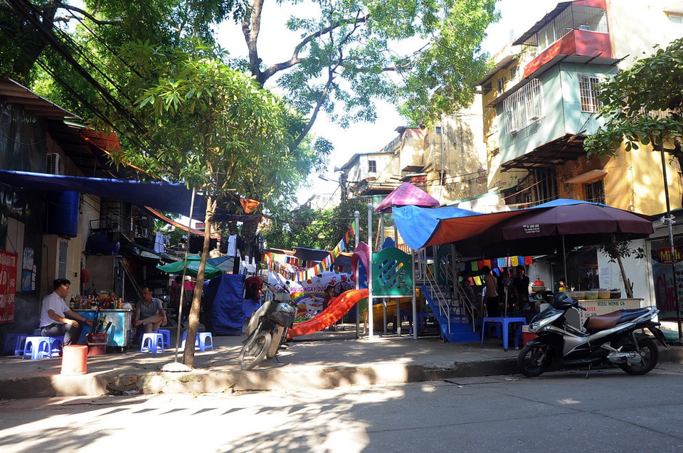 Sân chơi chung tại khu chung cư Kim Liên, quận Đống Đa, được bao bọc bởi hàng quán. (Ảnh: Quang Quyết/TTXVN)