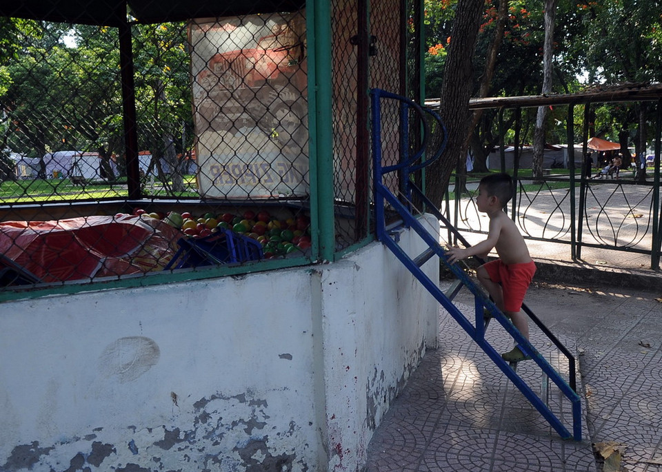 Thiếu chỗ chơi khiến trẻ em trở nên lạc lõng với tuổi thơ của chính mình. (Ảnh: Quang Quyết/TTXVN)