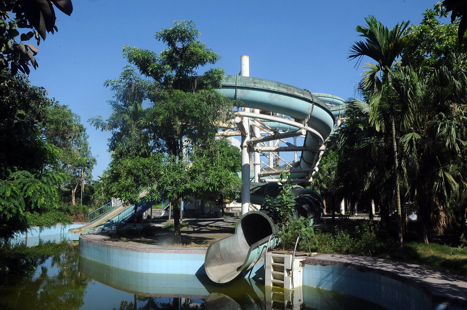 Khu vui chơi nước tại công viên Tuổi Trẻ, quận Hai Bà Trưng, bị bỏ hoang hàng năm nay. (Ảnh: Quang Quyết/TTXVN)