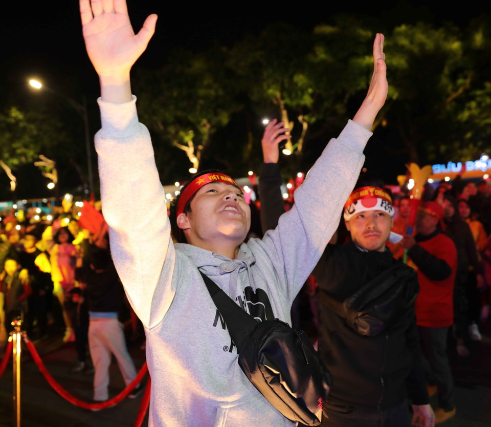 Niềm vui chiến thắng của các cổ động viên. (Ảnh: Thanh Tùng/TTXVN)