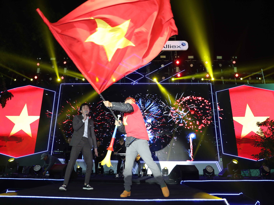 Vẫy cao cờ Tổ quốc, tự hào các cầu thủ U22 Việt Nam. (Ảnh: Thanh Tùng/TTXVN)