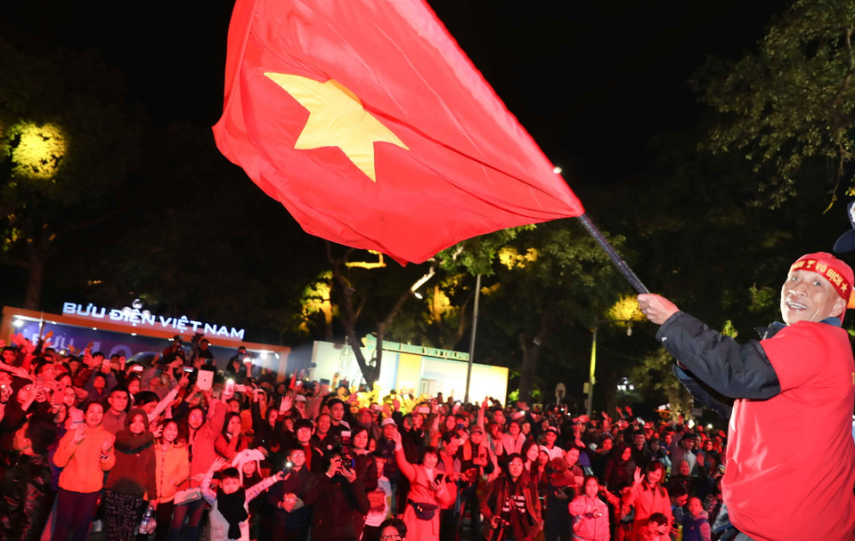 Vẫy cao cờ Tổ quốc, tự hào các cầu thủ U22 Việt Nam. (Ảnh: Thanh Tùng/TTXVN)