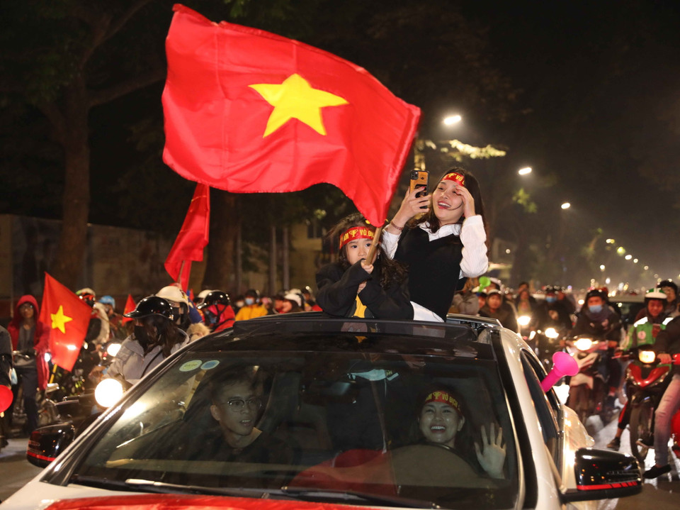 Niềm vui chiến thắng của các cổ động viên. (Ảnh: Thanh Tùng/TTXVN)