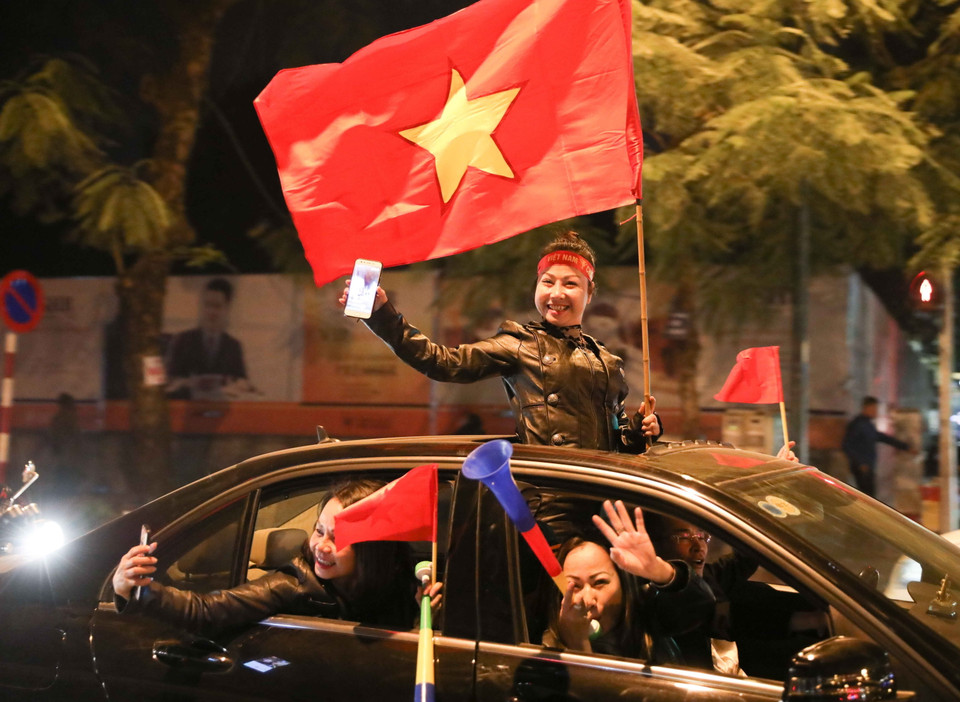 Niềm vui chiến thắng của các cổ động viên. (Ảnh: Thanh Tùng/TTXVN)