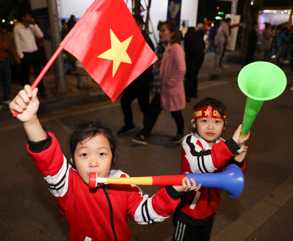 Cổ động viên nhí hòa cùng không khí chiến thắng của đội tuyển U22 Việt Nam. (Ảnh: Thanh Tùng/TTXVN)