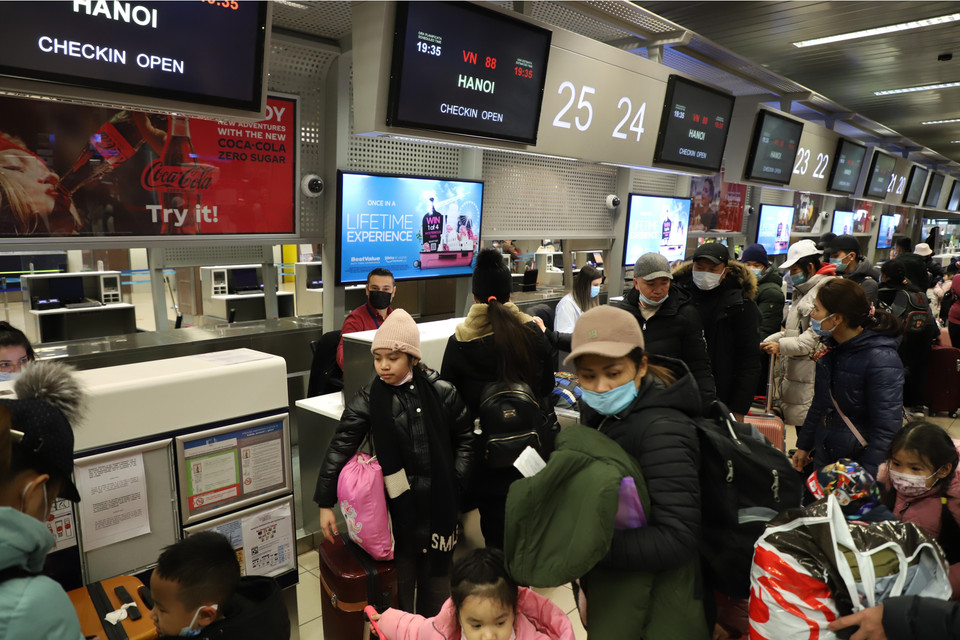 Kiều bào sơ tán từ Ukraine chuẩn bị làm thủ tục xuất cảnh tại sân bay thủ đô Bucharest của Romnia để về nước. (Ảnh: Mạnh Hùng/TTXVN)