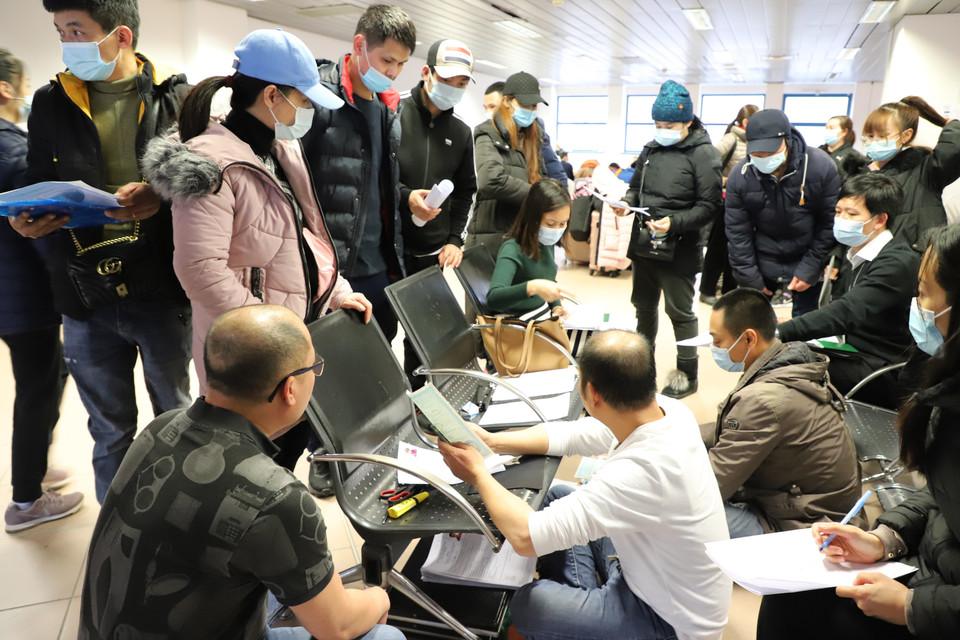 Cán bộ Đại sứ quán Việt Nam kiểm tra, cấp thẻ thông hành cho kiều bào ở sân bay thủ đô Bucharest, Romania. (Ảnh: Mạnh Hùng/TTXVN)