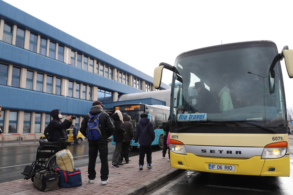 Kiều bào lên xe ra sân bay. (Ảnh: Mạnh Hùng/TTXVN)