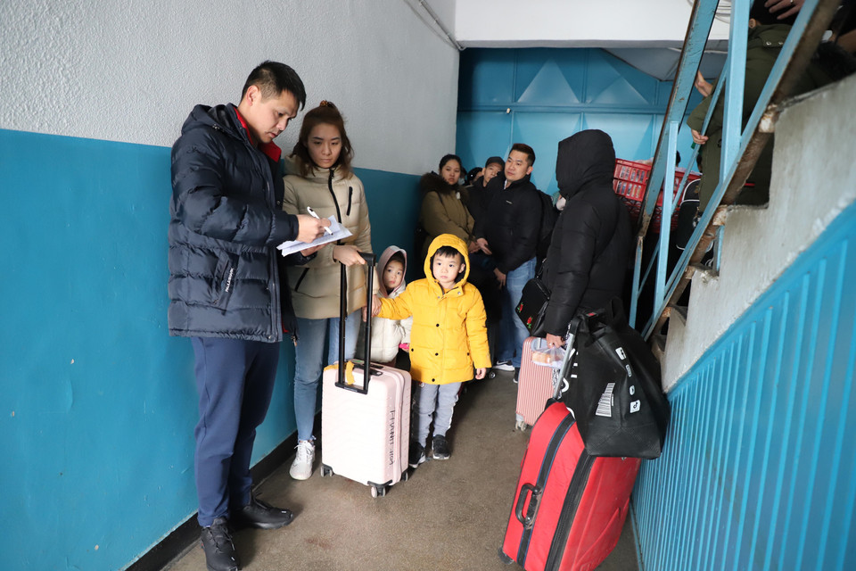 Điểm danh số lượng người từ nơi ở tạm ra sân bay thủ đô Bucharest, Romania. (Ảnh: Mạnh Hùng/TTXVN)