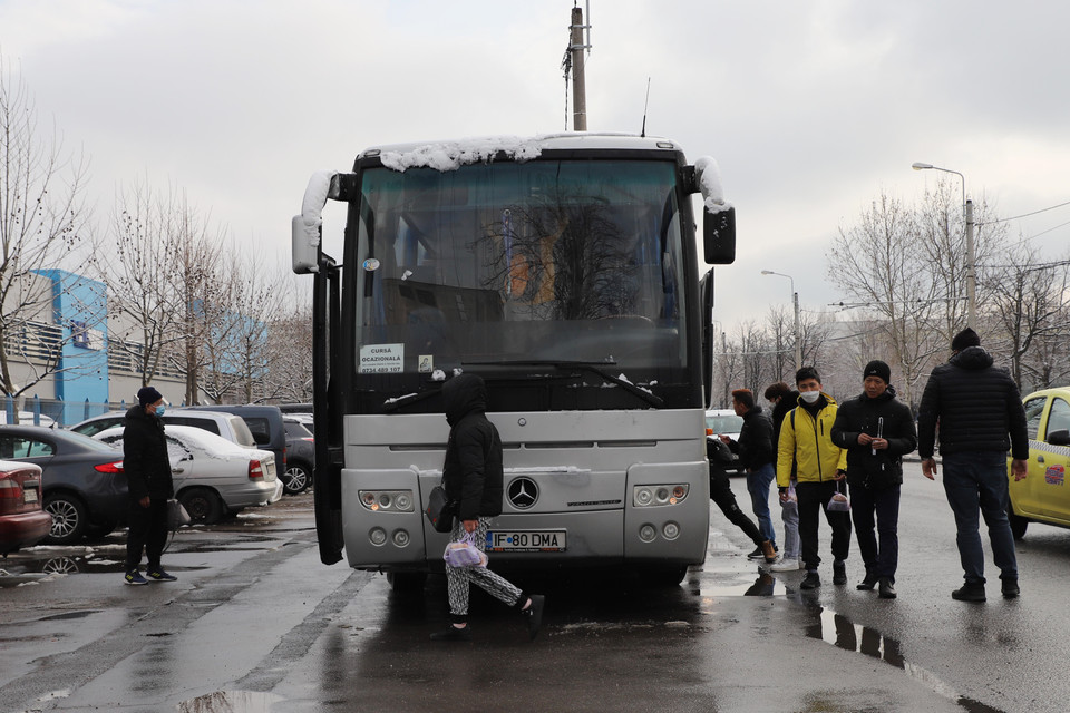 Xe buýt đón kiều bào từ điểm tạm trú ra sân bay thủ đô Bucharest, Romania. (Ảnh: Mạnh Hùng/TTXVN)