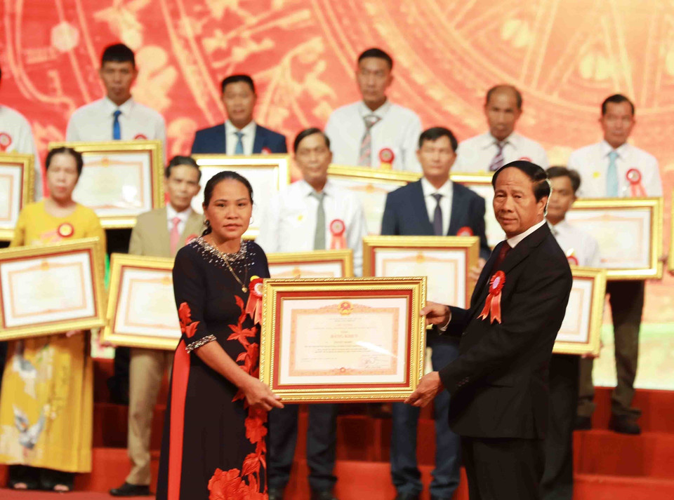 Phó Thủ tướng Lê Văn Thành trao Bằng khen của Thủ tướng Chính phủ tặng nông dân sản xuất, kinh doanh giỏi tiêu biểu (Hà Nội, 13/9/2022). (Ảnh: Vũ Sinh/TTXVN)