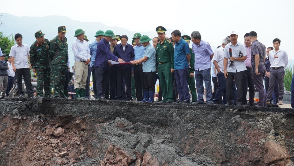 Phó Thủ tướng Lê Văn Thành kiểm tra công tác khắc phục sạt lở tuyến Quốc lộ 15D, đoạn qua xã A Ngo, huyện miền núi Đakrông, tỉnh Quảng Trị. (Ảnh: Thanh Thủy/TTXVN)