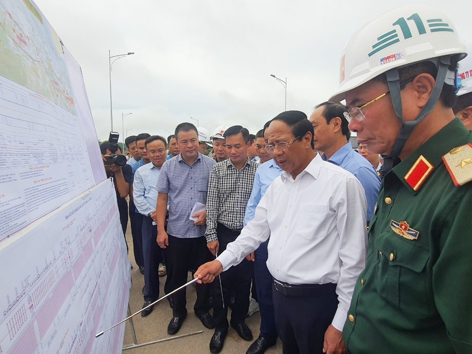 Phó Thủ tướng Lê Văn Thành kiểm tra tiến độ thi công tuyến Cao tốc Cam Lộ-La Sơn (9/9/2022). (Ảnh: Đỗ Trưởng/TTXVN)