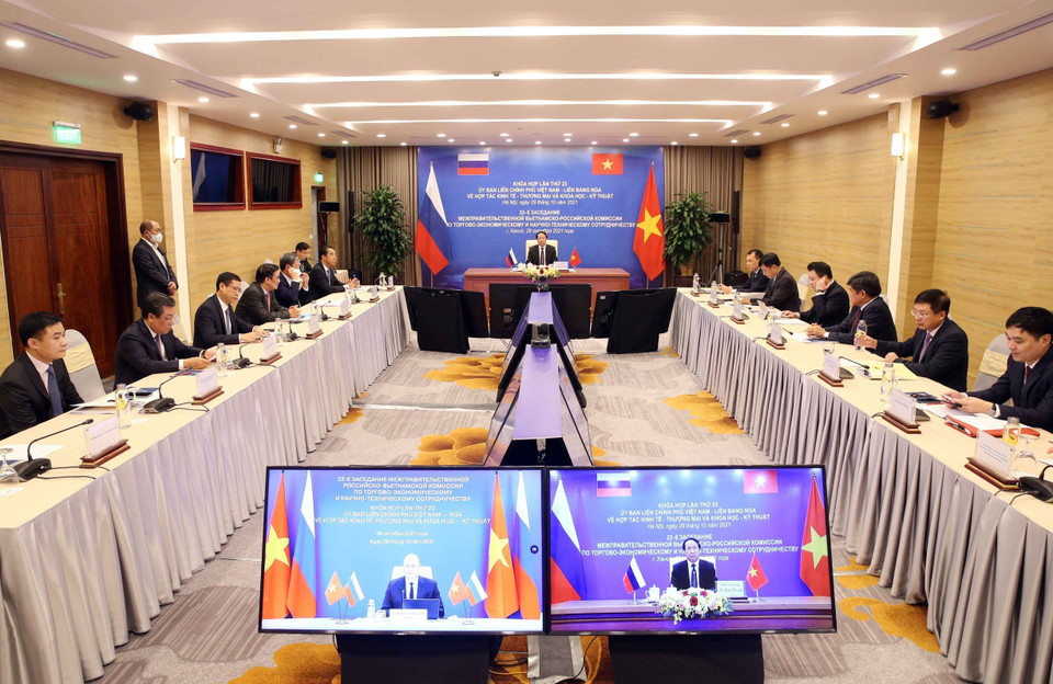 Phó Thủ tướng Lê Văn Thành, Chủ tịch Phân ban Việt Nam họp hẹp trực tuyến với Phó Thủ tướng Liên bang Nga Chernyshenko, Chủ tịch Phân ban Nga, trong khuôn khổ Khóa họp lần thứ 23 của Ủy ban liên Chính phủ Việt Nam-Liên bang Nga về hợp tác kinh tế-thương mại và khoa học-kỹ thuật, chiều 29/10/2021. (Ảnh: Phạm Kiên/TTXVN)