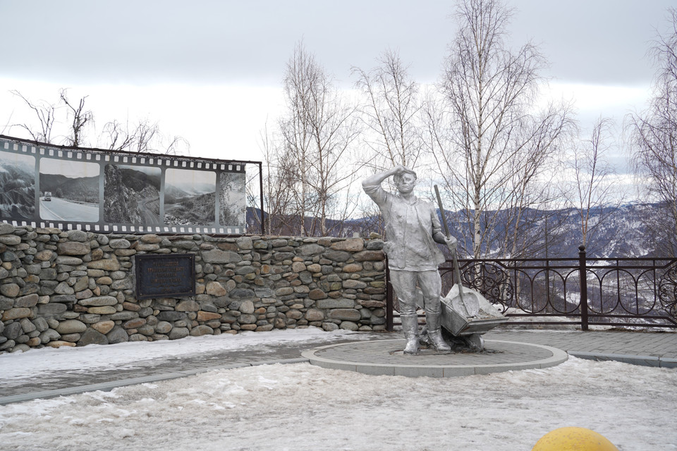 Đài kỷ niệm người xây dựng Chuisky Trakt trên đèo Chike-Taman, một trong những con đèo đẹp nhất trên đường. (Ảnh: Duy Trinh/TTXVN)
