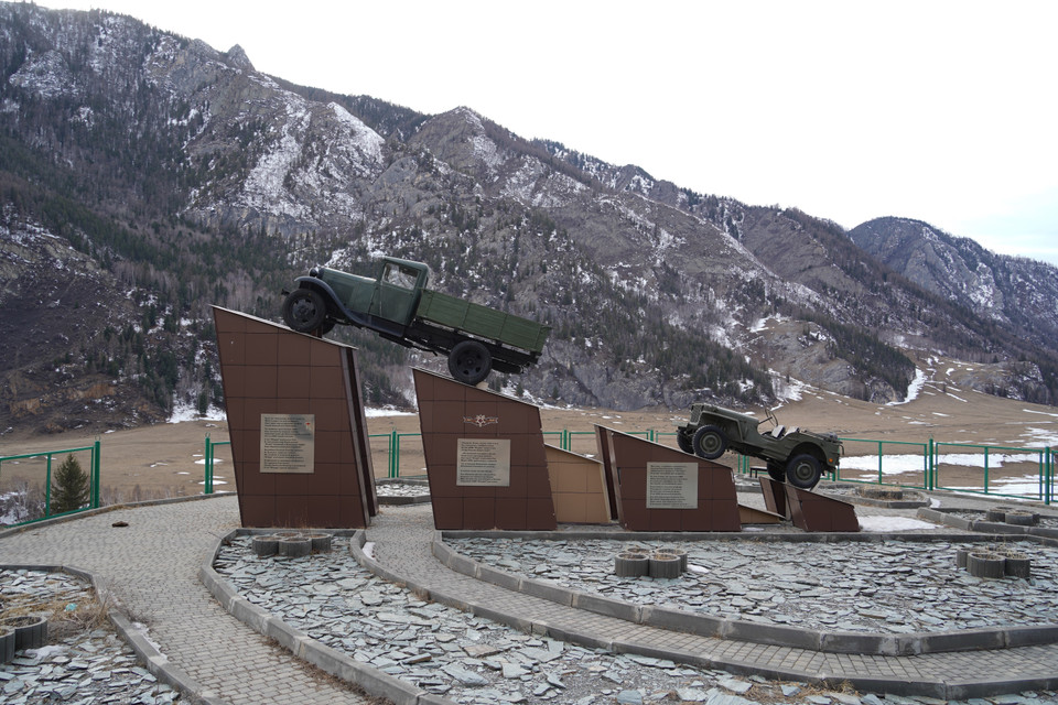 Đài tưởng niệm những người lái xe trên đường Chuisky để chi viện cho tiền tuyến trong Chiến tranh Vệ quốc vĩ đại. (Ảnh: Duy Trinh/TTXVN)