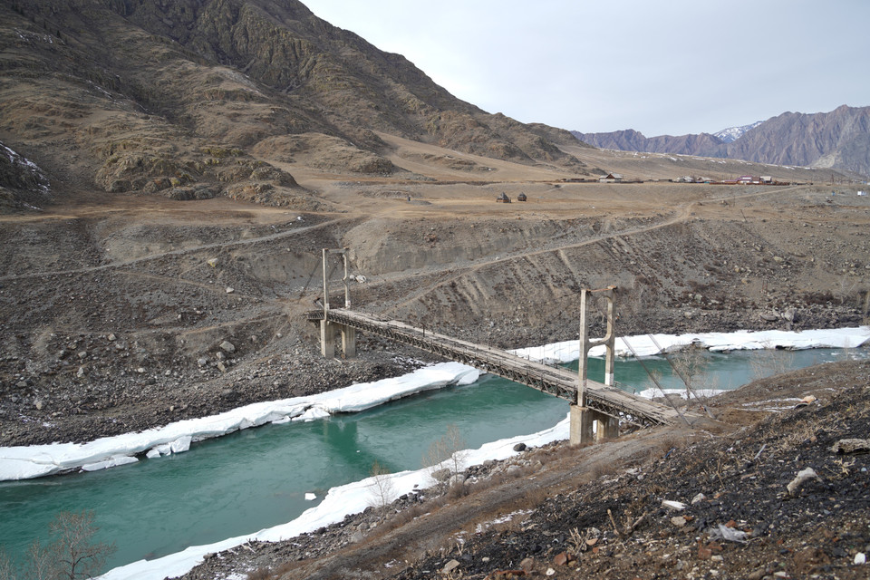 Di sản cầu treo Ininsky bắc qua sông Katun, ra đời năm 1936 và là cầu dây văng 2 nhịp đầu tiên của Nga. (Ảnh: Duy Trinh/TTXVN)