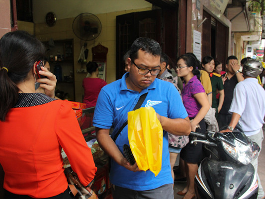 Bánh ở đây có giá 90 ngàn đồng/cặp bánh nướng hoặc dẻo tùy chọn. (Ảnh: Minh Sơn/Vietnam+)