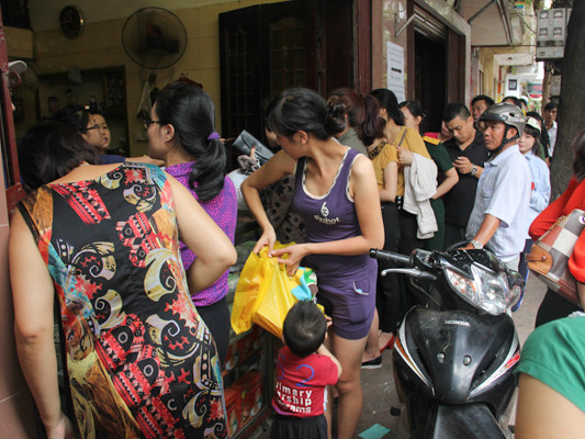 Mỗi ngày, có hàng trăm người chen chúc nhau chỉ để mua một hộp bánh Trung thu mang về.(Ảnh: Minh Sơn/Vietnam+)
