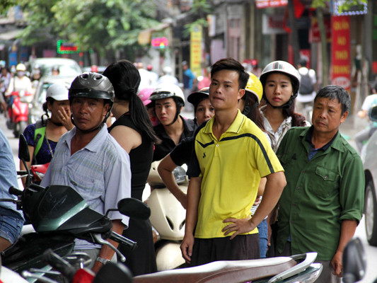 Một số người khá mệt mỏi vì phải chờ lâu.(Ảnh: Minh Sơn/Vietnam+)