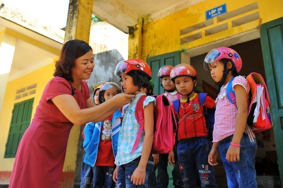 Cô giáo Nguyễn Thị Hạnh Nguyên của điểm trường lẻ Quảng Mào thuộc Trường Tiểu học Thạch Bình xã miền núi Thạch Bình, huyện Nho Quan (Ninh Bình), một điểm trường lẻ với đa số học sinh là người dân tộc Mường và thuộc hộ khó khăn, suốt 6 năm liền cô đã nấu cơm miễn phí cho hơn 30 học sinh vào các buổi trưa. (Ảnh: Minh Đức/TTXVN)