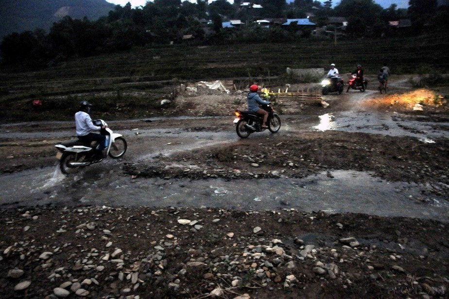 Để tới các điểm trường thuộc Trường Tiểu học Mường Bám II (xã vùng 3 Mường Bám, huyện Thuận Châu, tỉnh Sơn La), thầy cô giáo phải đi gần 1 tiếng đồng hồ bằng xe máy băng qua những con suối, đường đất, dốc cao, cheo leo bên vách núi. (Ảnh: Quang Quyết/TTXVN)