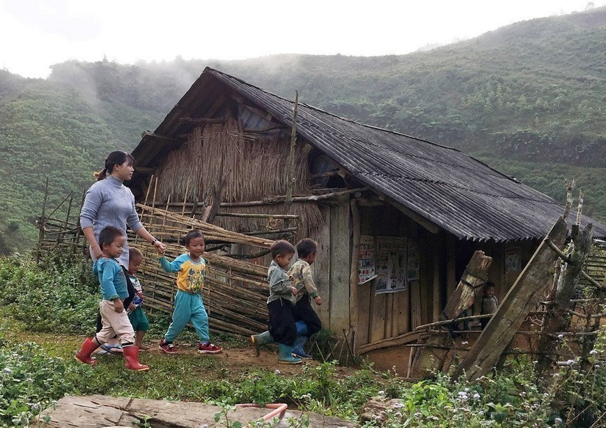Cô giáo điểm trường Mầm non vùng cao Suối Ngang, xã Quang Huy, huyện Phù Yên, tỉnh Sơn La nỗ lực vượt qua mọi khó khăn, gian nan, vất vả để nuôi dạy trẻ. (Ảnh: Hữu Quyết/TTXVN)