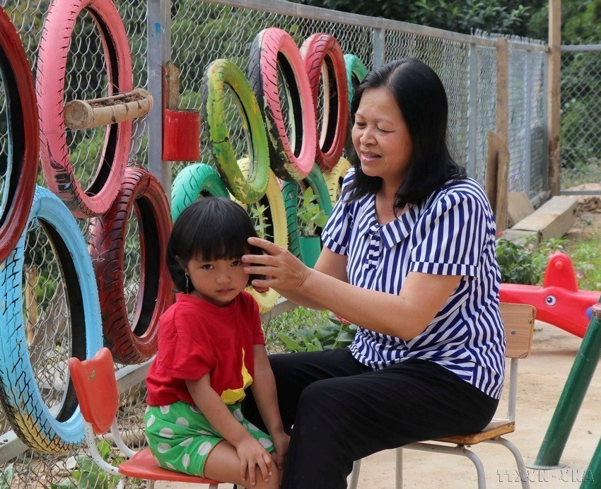 Hơn 20 năm công tác trong ngành giáo dục thì có đến 17 năm cô giáo Lê Thị Loan (52 tuổi, quê ở xã Thanh Yên, huyện Điện Biên, tỉnh Điện Biên) ''cắm bản'', ''gieo con chữ'' ở địa bàn xã Pa Thơm (huyện Điện Biên, tỉnh Điện Biên). Đây là địa bàn biên giới, nơi sinh sống của người dân tộc Cống, Khơ-Mú, Lào. Trong ảnh: Cô giáo Lê Thị Loan chăm sóc cho học sinh của mình. (Ảnh: Xuân Tiến/TTXVN)