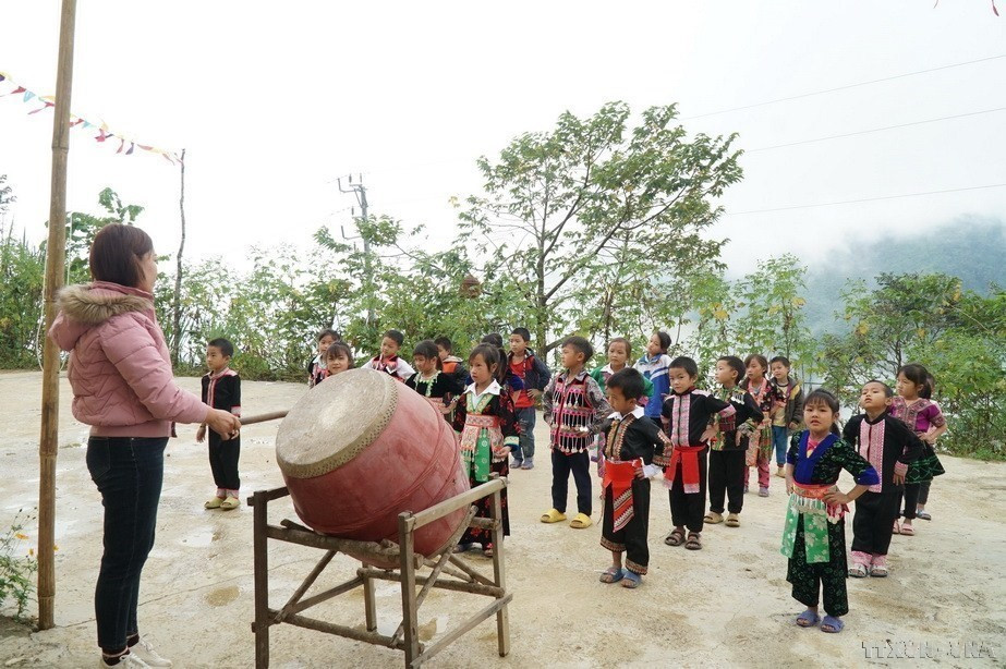 Từ nhiều năm nay, Nghệ An có hàng nghìn giáo viên miền xuôi tự nguyện lên miền núi dạy học. Trong số này, có những người chấp nhận xa gia đình, xa con, gửi gắm ''tình riêng'' để ở lại cắm bản. Trong ảnh: Giờ học thể dục tại điểm trường Huồi Cọ, trường Tiểu học Nhôn Mai, huyện Tương Dương. (Ảnh: Bích Huệ/TTXVN)