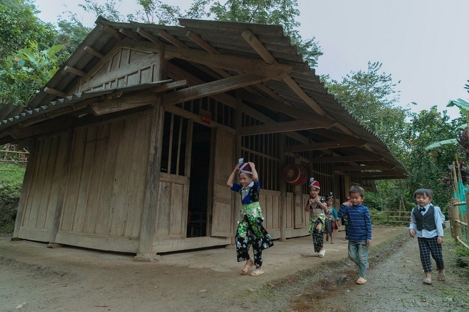 Là địa bàn vùng biên giáp với nước bạn Lào, trường Phổ thông Dân tộc bán trú Tiểu học Đoọc Mạy, huyện Kỳ Sơn (Nghệ An) gặp muôn vàn khó khăn về giao thông, cơ sở vật chất cũng như nguồn lực thiếu giáo viên, nhưng các thầy cô giáo nơi đây đang nỗ lực từng ngày nhằm nâng cao chất lượng dạy và học, đáp ứng chương trình giáo dục phổ thông mới. (Ảnh: Bích Huệ/TTXVN)