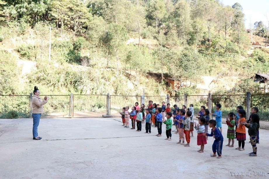 Giờ dạy và học thể dục của cô giáo Lường Thị Hồng cùng học sinh tại điểm trường Nong Phụ, Trường mầm non Hoa Phong Lan, huyện Sốp Cộp, tỉnh Sơn La. (Ảnh: Hữu Quyết/TTXVN)