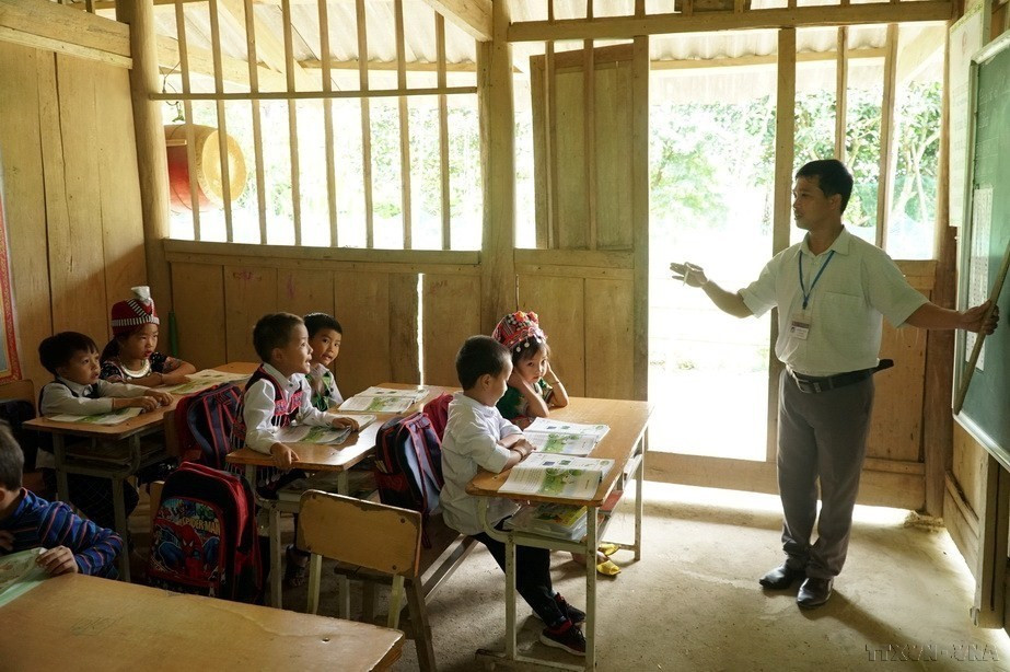 Là địa bàn vùng biên giáp với nước bạn Lào, trường PTDT bán trú Tiểu học Đoọc Mạy, huyện Kỳ Sơn (Nghệ An) gặp muôn vàn khó khăn về giao thông, cơ sở vật chất cũng như nguồn lực thiếu giáo viên, nhưng các thầy cô giáo nơi đây đang nỗ lực từng ngày nhằm nâng cao chất lượng dạy và học, đáp ứng chương trình giáo dục phổ thông mới. (Ảnh: Bích Huệ/TTXVN)